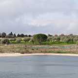 Ci guardiamo intorno: la combinazione del lago azzurro, del verde del prato e degli alberi, crea un�alchimia di colori che lascia l�osservatore senza fiato